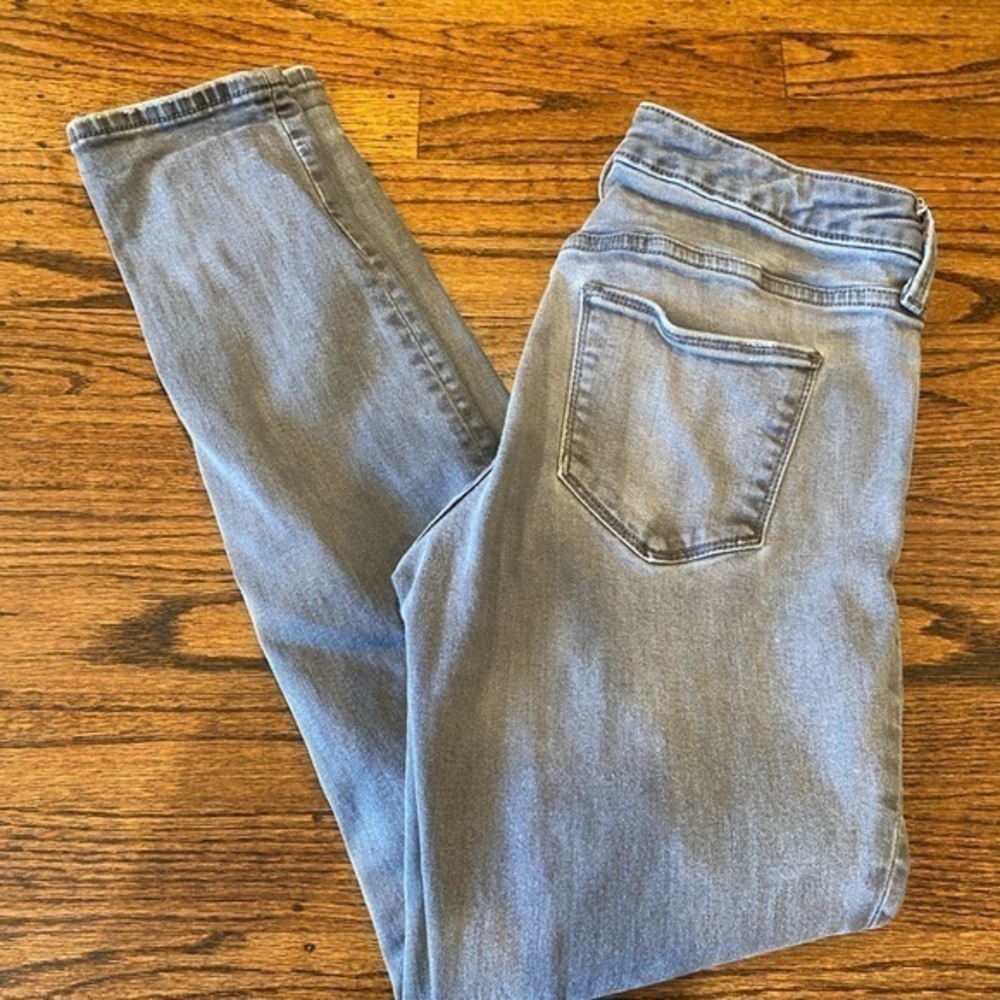 Universal Thread mid rise skinny jeans. Size 6/28.